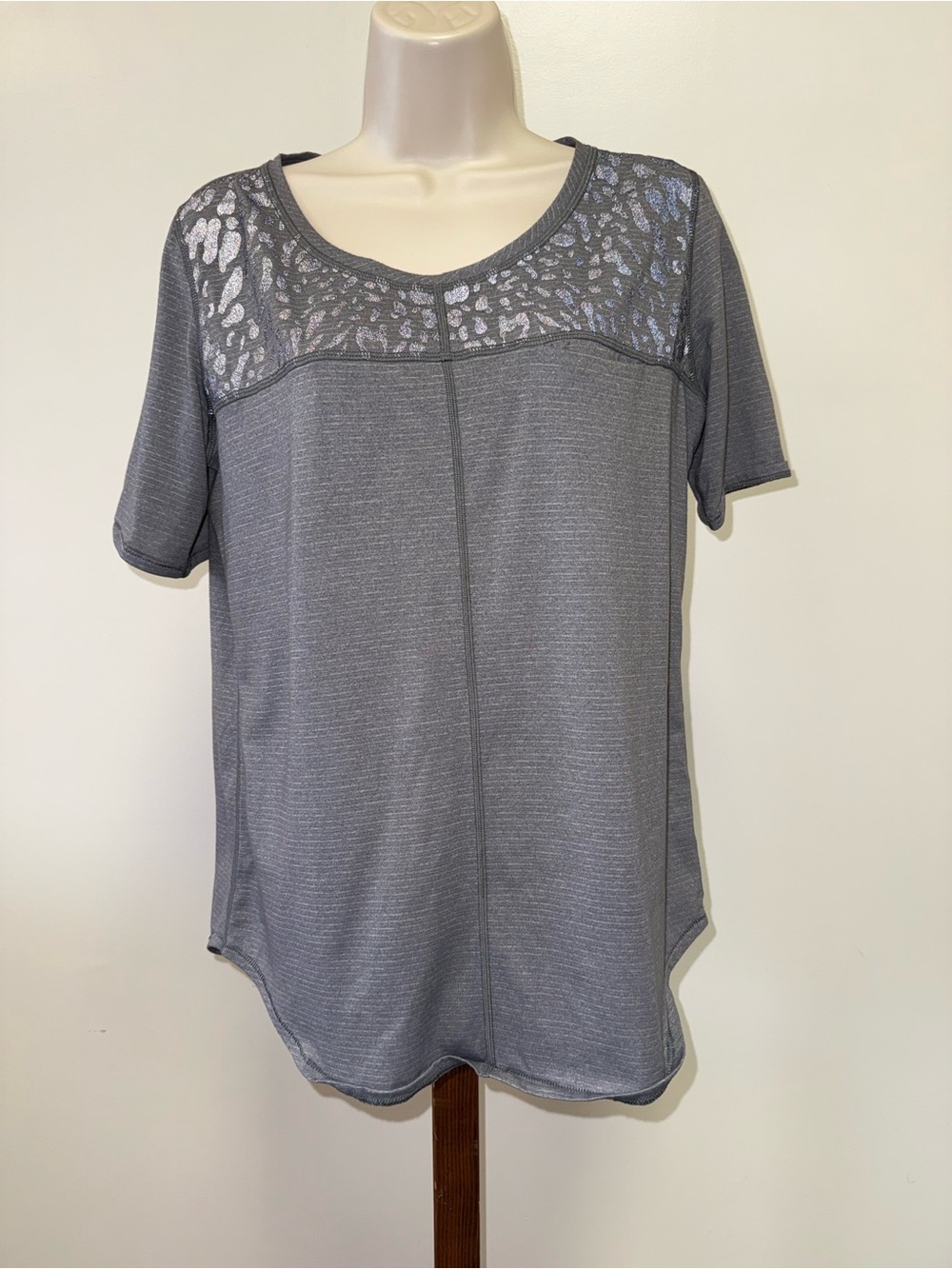 Lululemon (8) Grey Striped and Cheetah Print Pattern Pocket Tee